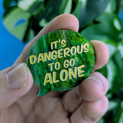 Broche "Dangerous to go alone"