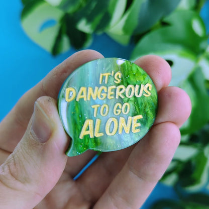 Broche "Dangerous to go alone"