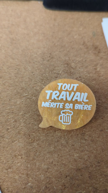 Broche "Tout travail mérite sa bière 🍺"