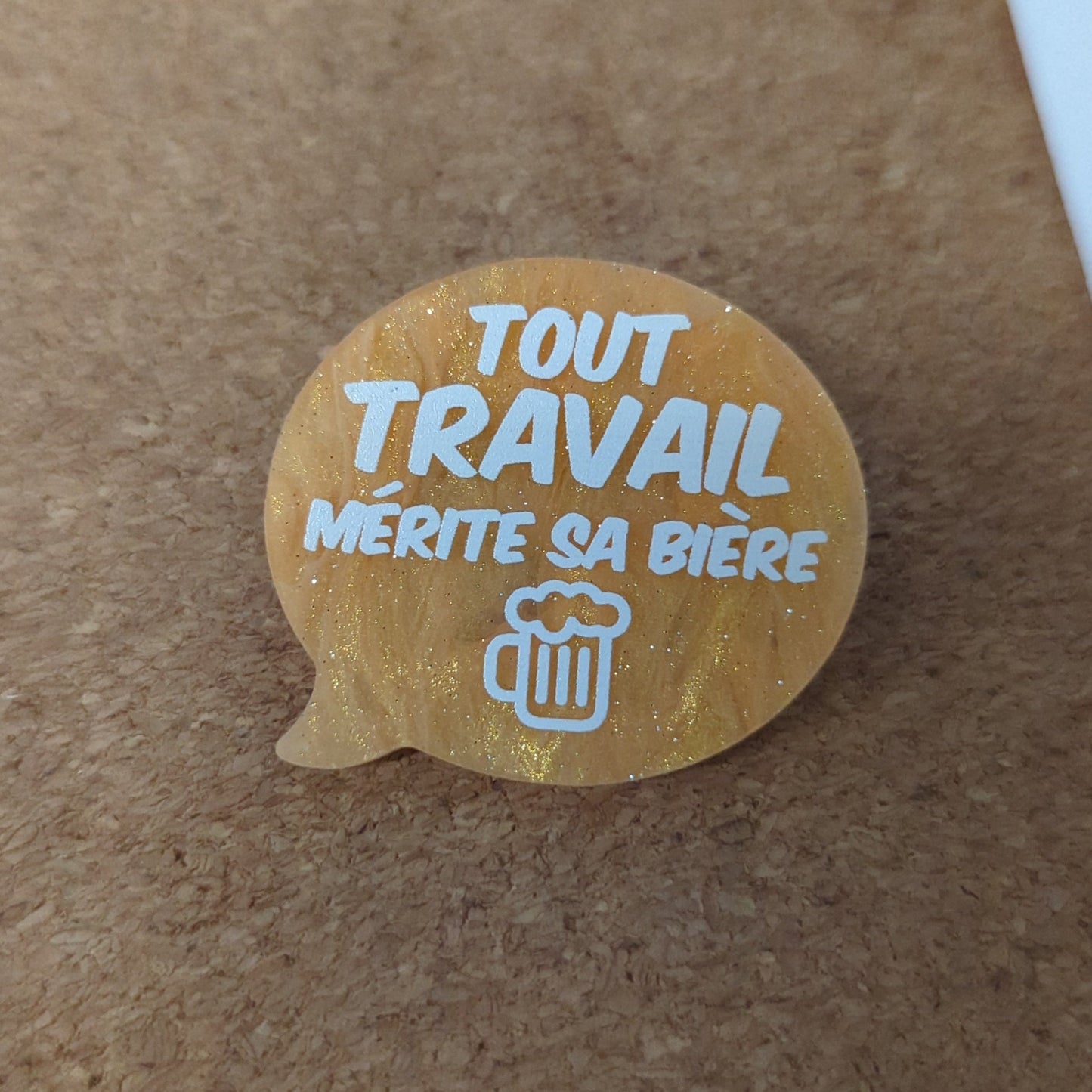 Broche "Tout travail mérite sa bière 🍺"